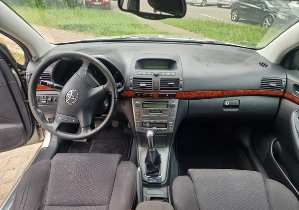 Toyota Avensis cena 10250 przebieg: 163875, rok produkcji 2003 z Poznań małe 92
